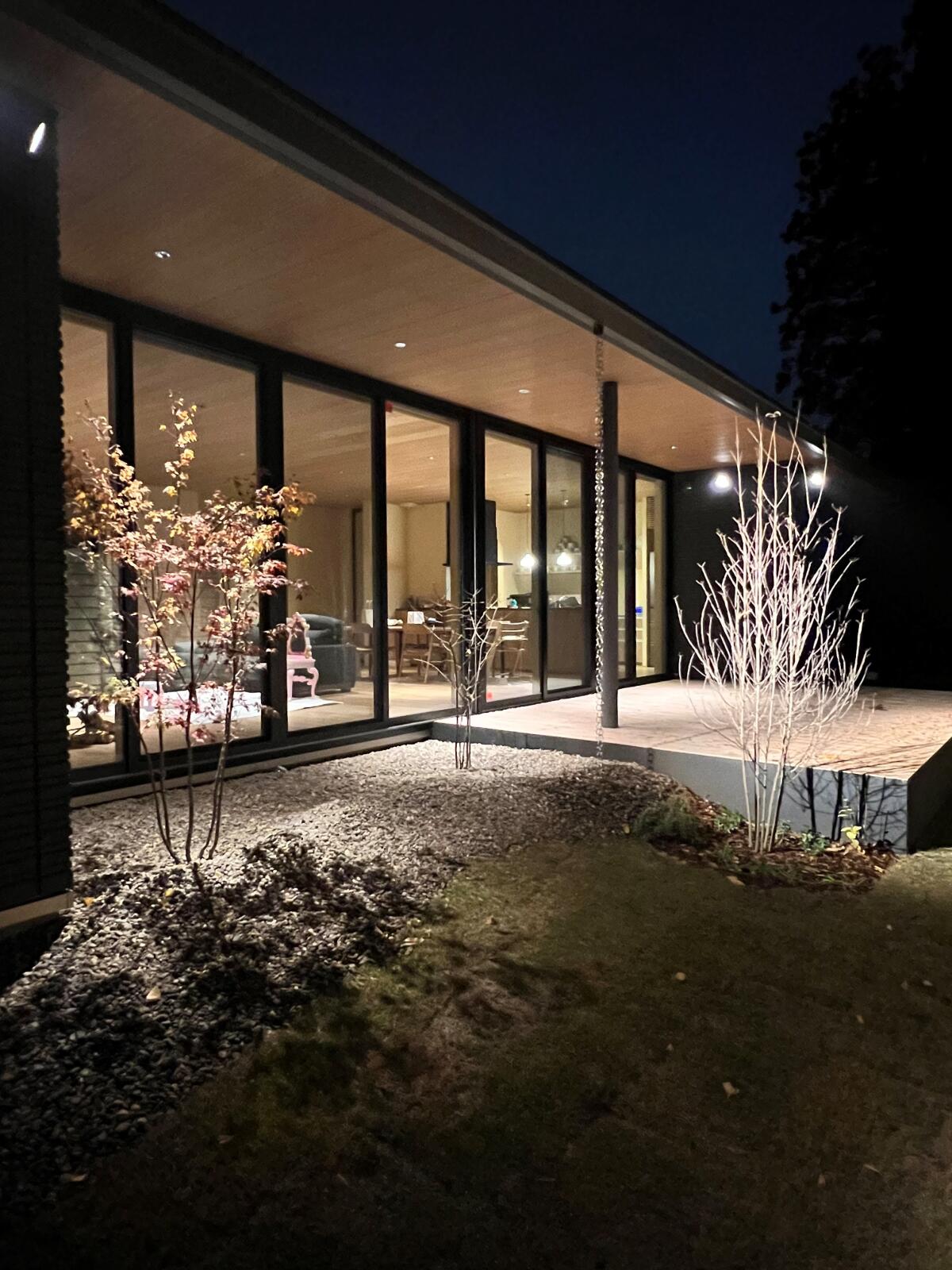 【73坪】連続大開口サッシが外とつながる。～桜を臨む～