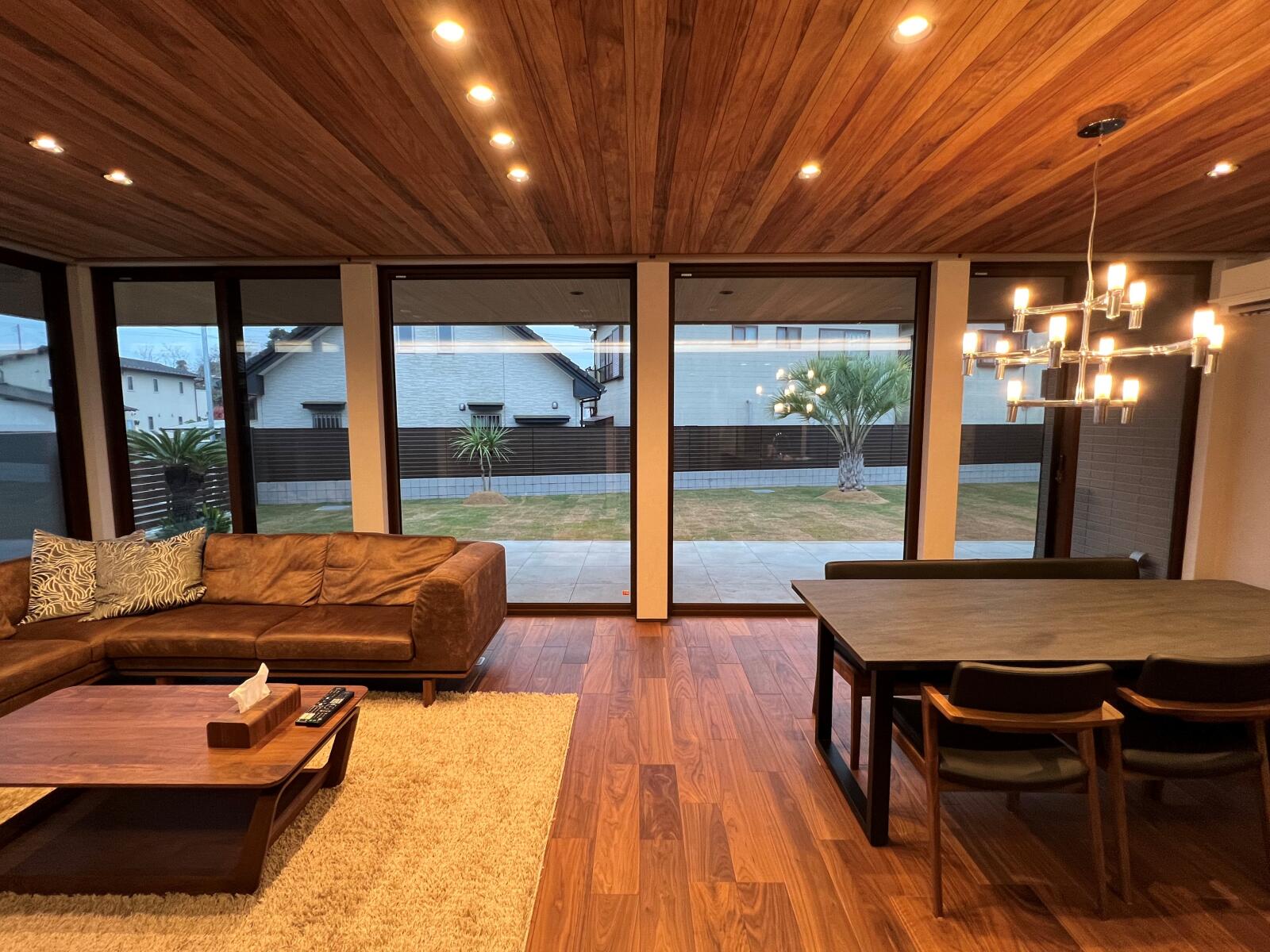 【54坪】深い軒と連続大開口サッシを設けた平屋