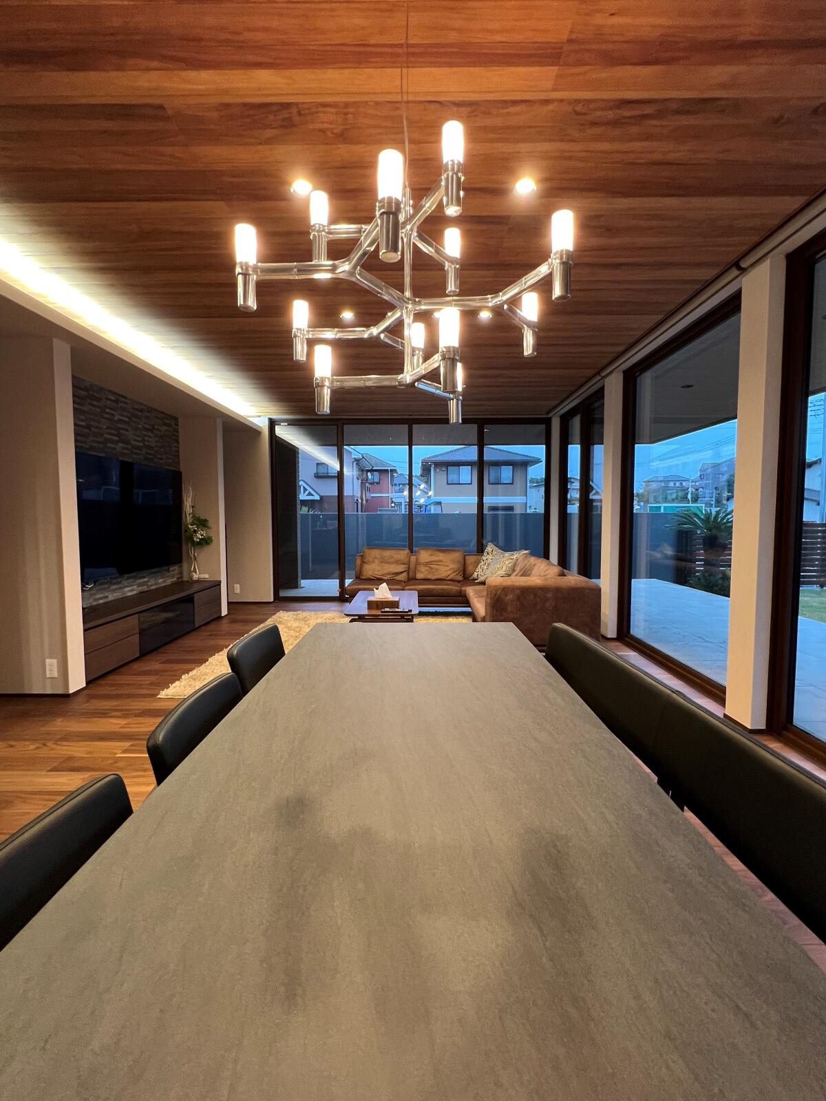 【54坪】深い軒と連続大開口サッシを設けた平屋