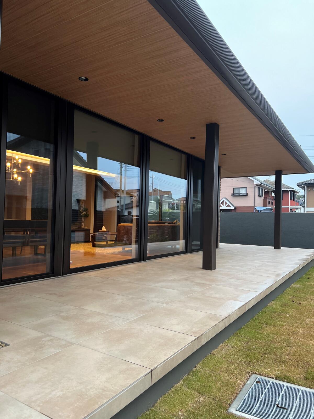 【54坪】深い軒と連続大開口サッシを設けた平屋