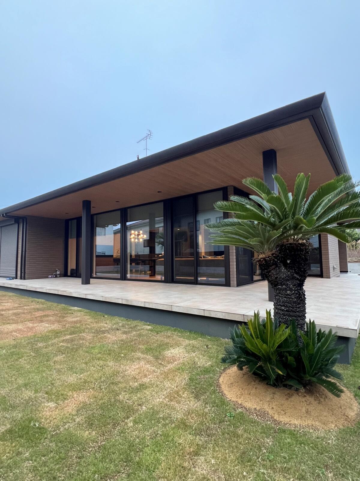 【54坪】深い軒と連続大開口サッシを設けた平屋