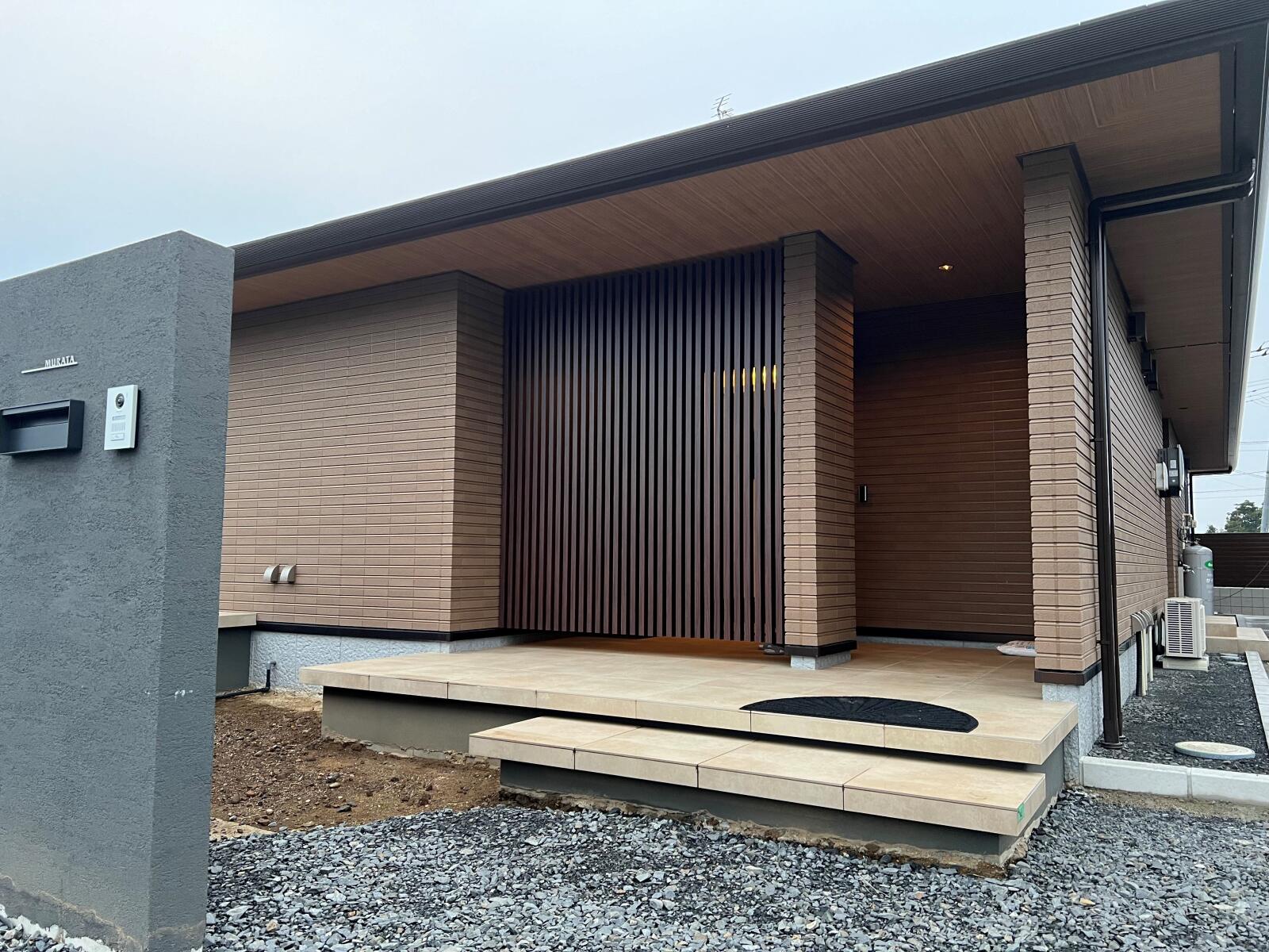 【54坪】深い軒と連続大開口サッシを設けた平屋