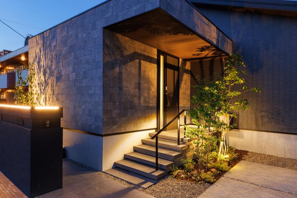 【33坪】閑静な住宅街に建つ、石貼りの外壁