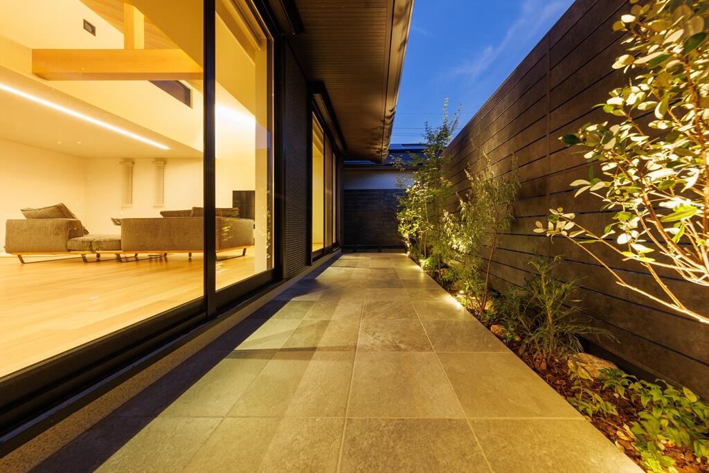 【33坪】閑静な住宅街に建つ、石貼りの外壁