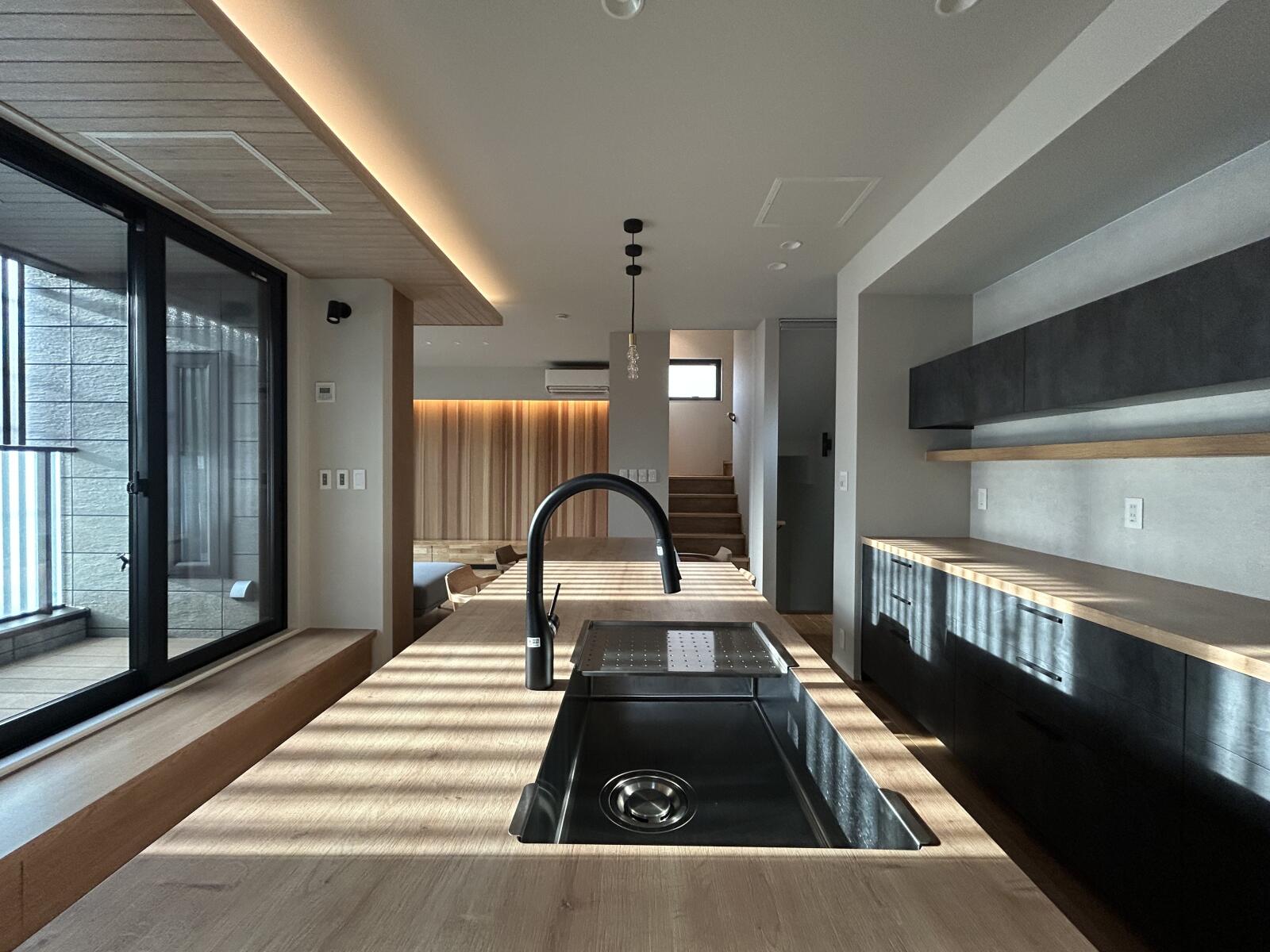 【30坪】木の温もりを感じる住宅密集地の3階建て