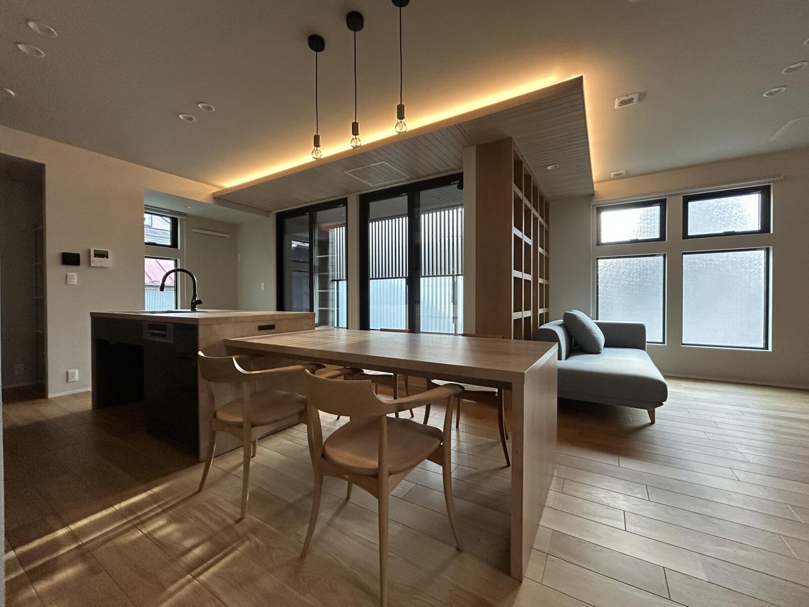 【30坪】木の温もりを感じる住宅密集地の3階建て