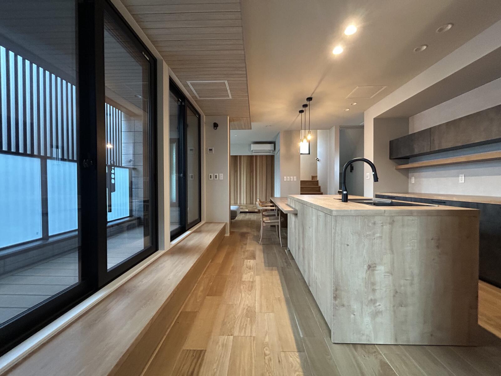 【30坪】木の温もりを感じる住宅密集地の3階建て