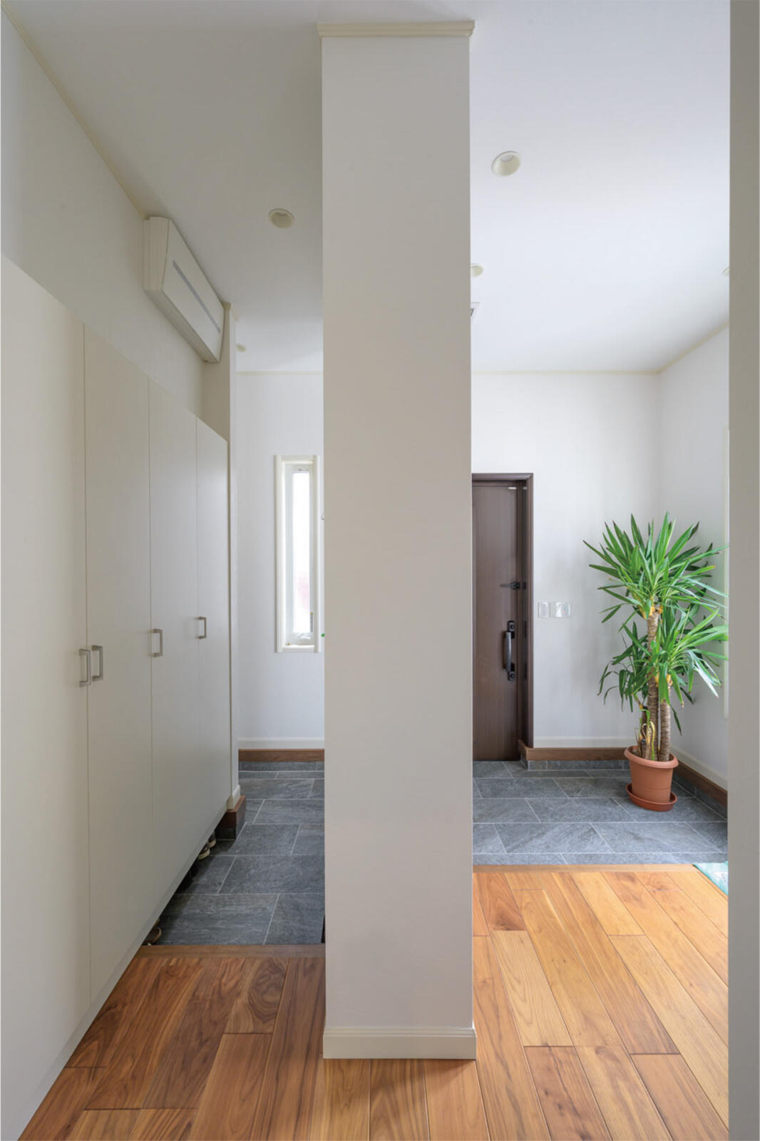 【42坪】白いインテリアが美しく引き立つ吹き抜けリビングの家