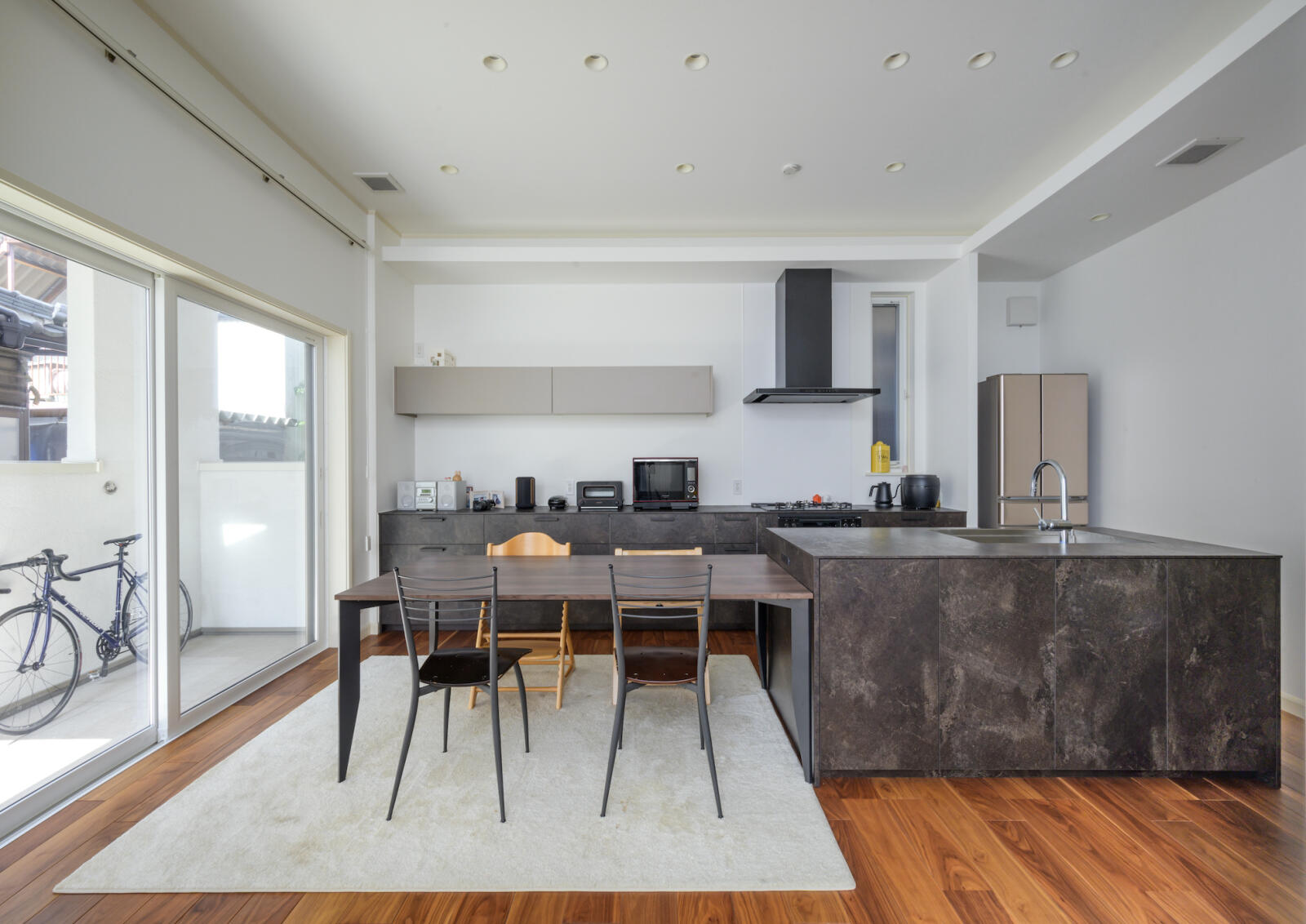 【42坪】白いインテリアが美しく引き立つ吹き抜けリビングの家