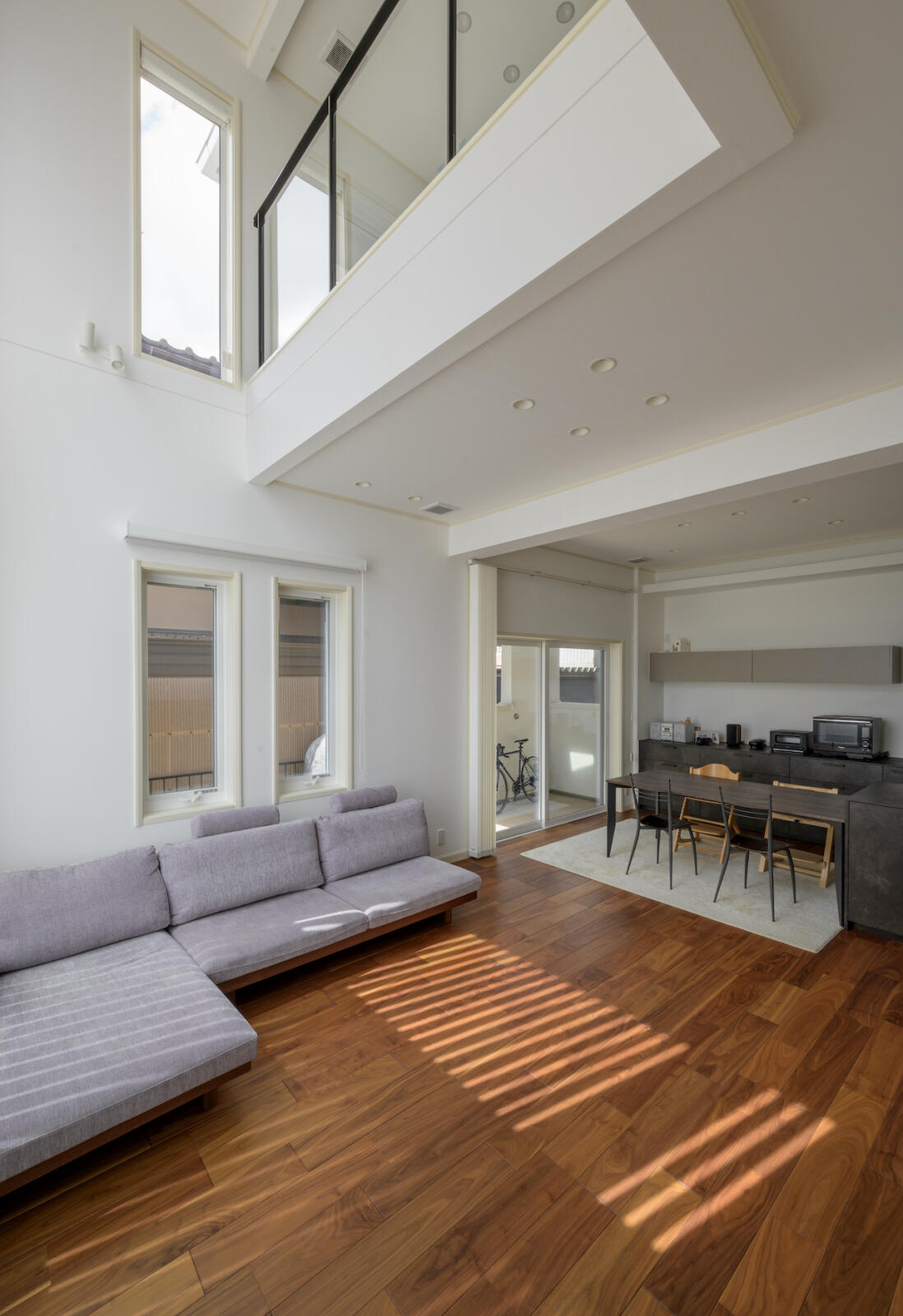 【42坪】白いインテリアが美しく引き立つ吹き抜けリビングの家