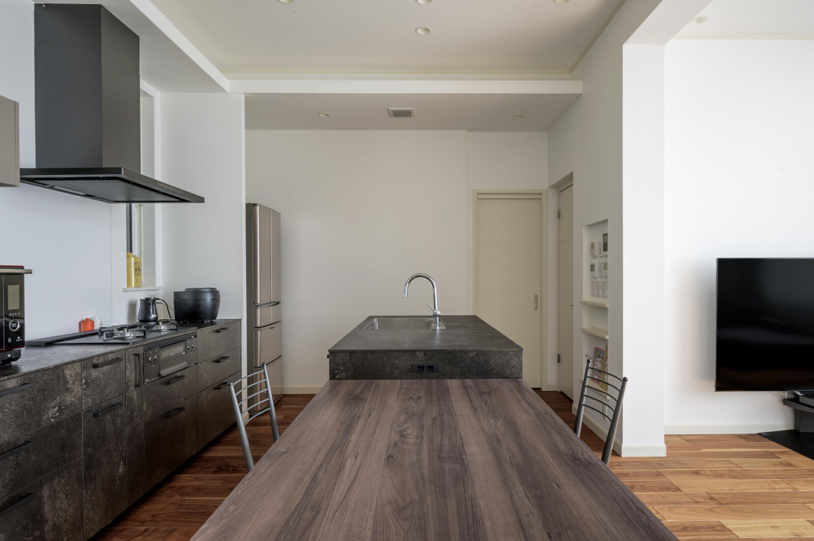 【42坪】白いインテリアが美しく引き立つ吹き抜けリビングの家