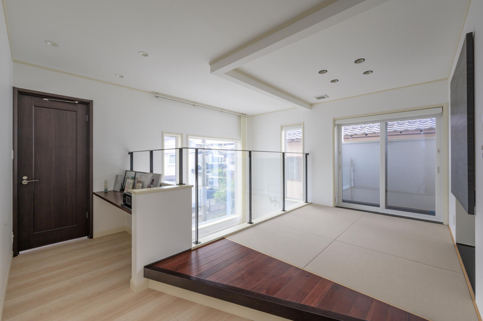 【42坪】白いインテリアが美しく引き立つ吹き抜けリビングの家