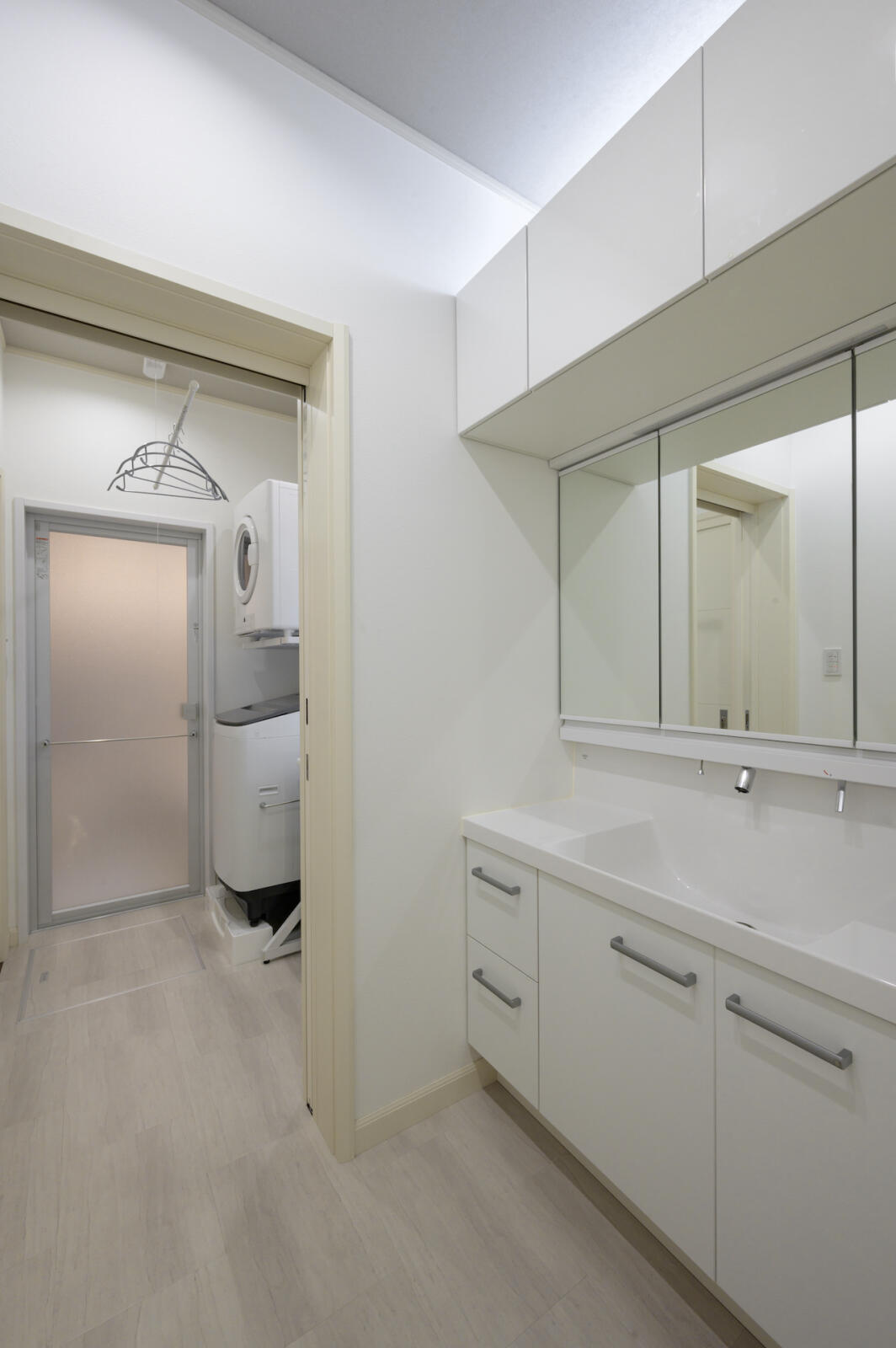 【42坪】白いインテリアが美しく引き立つ吹き抜けリビングの家