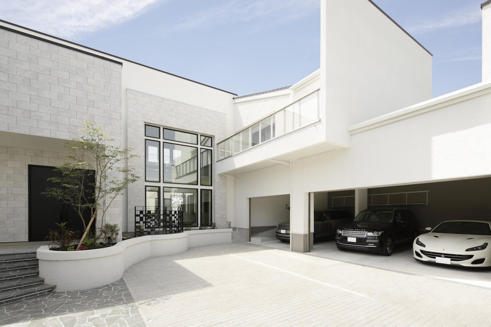 【60坪】重厚感のあるアプローチの先に広がる優美な佇まい。