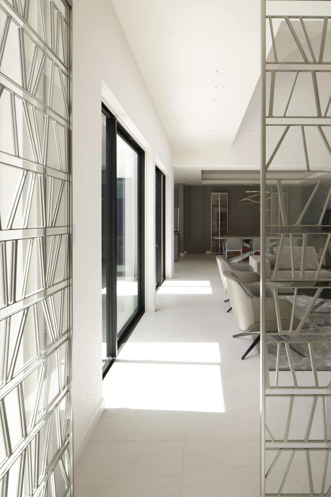 【60坪】重厚感のあるアプローチの先に広がる優美な佇まい。