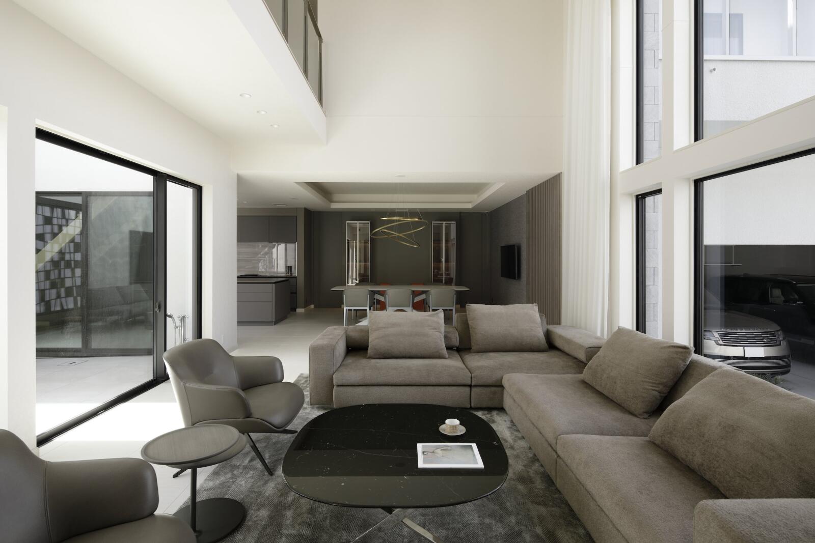 【60坪】重厚感のあるアプローチの先に広がる優美な佇まい。