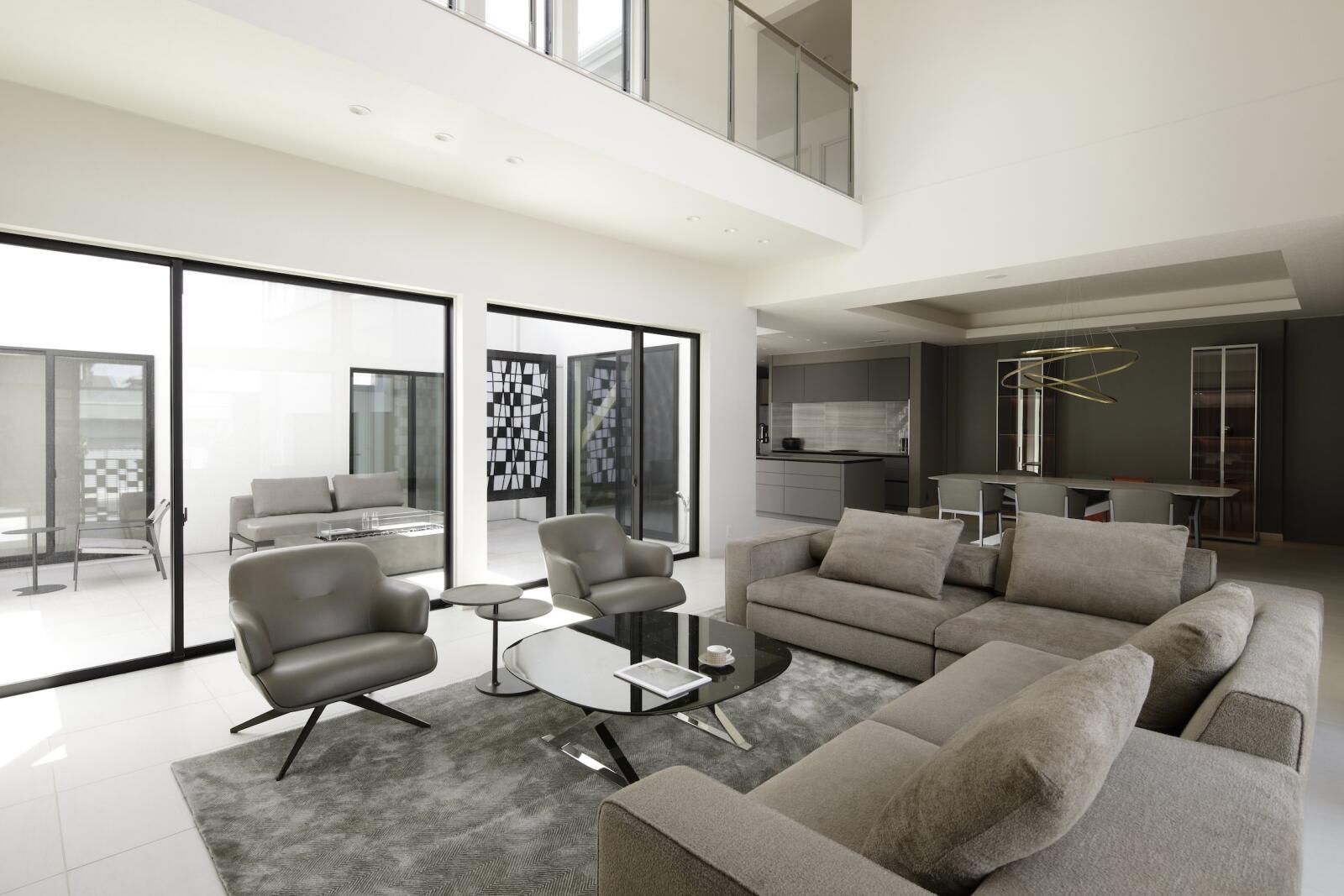 【60坪】重厚感のあるアプローチの先に広がる優美な佇まい。