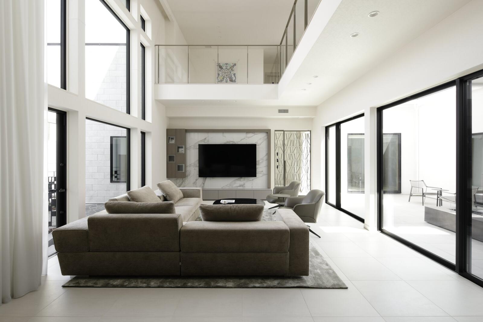 【60坪】重厚感のあるアプローチの先に広がる優美な佇まい。