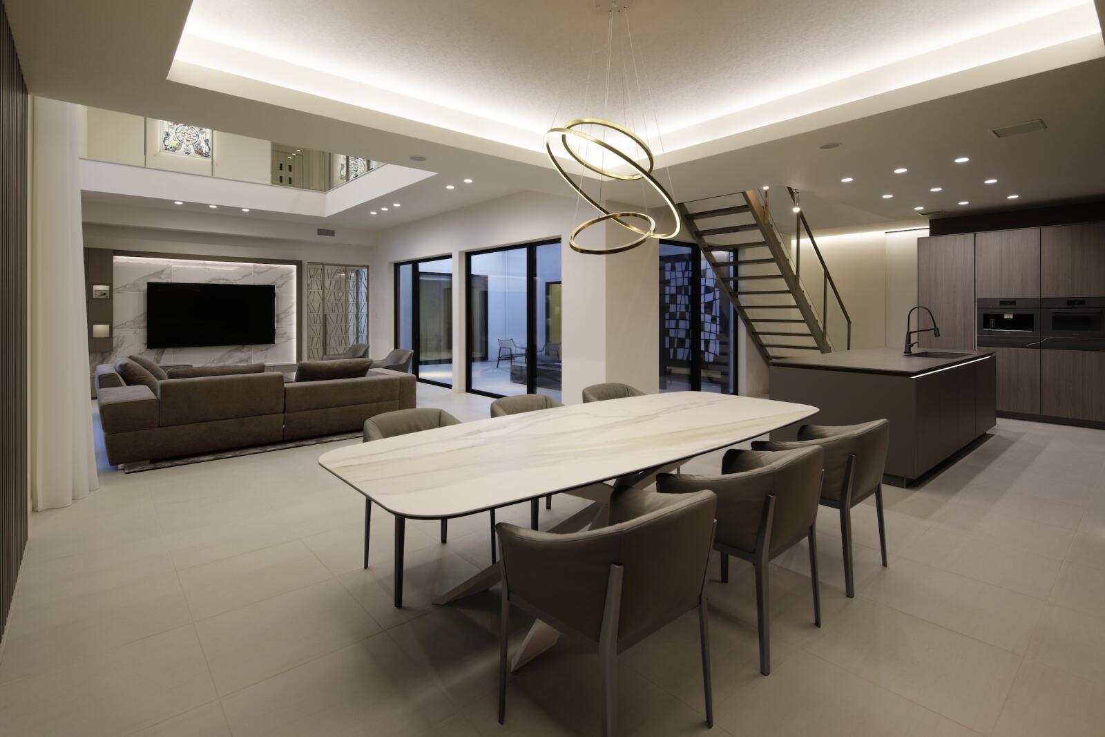 【60坪】重厚感のあるアプローチの先に広がる優美な佇まい。