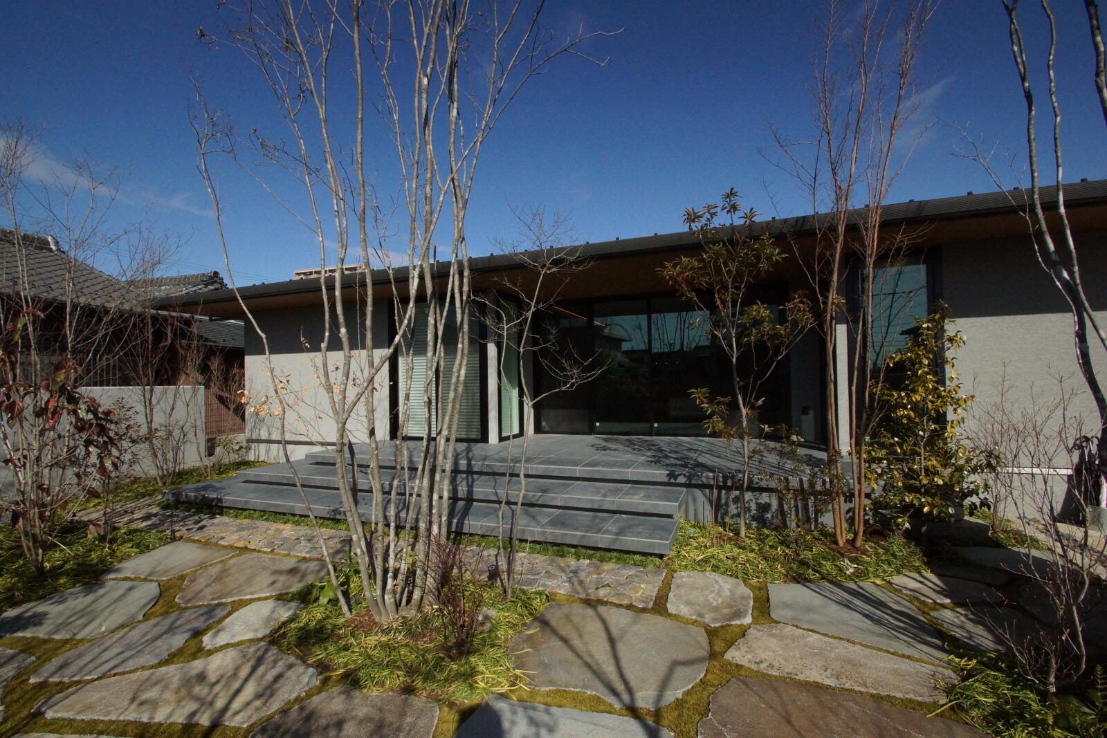 【54坪】深軒がつなぐ、自然と寄り添う平屋